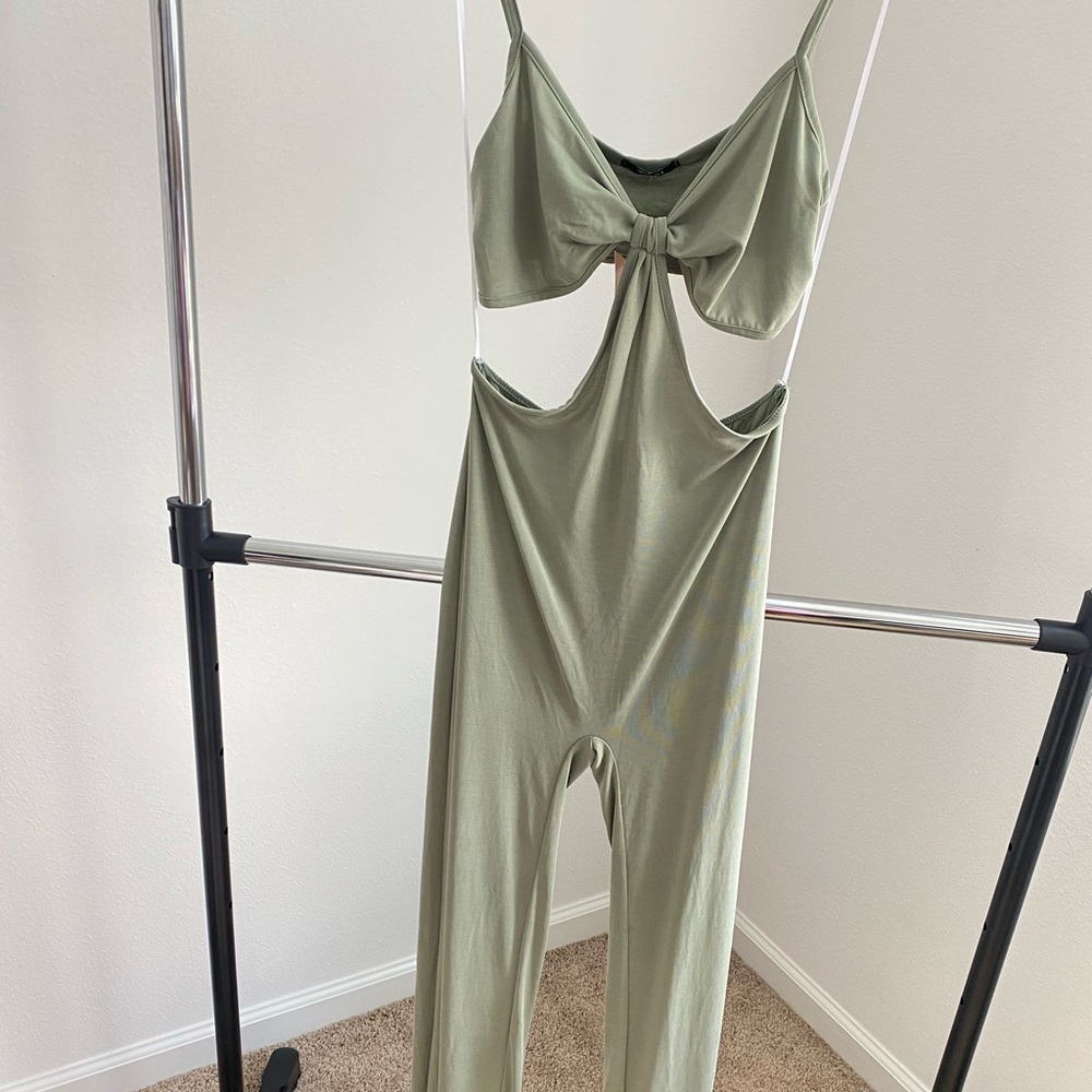 Cut out jumpsuit in sage. Size L
